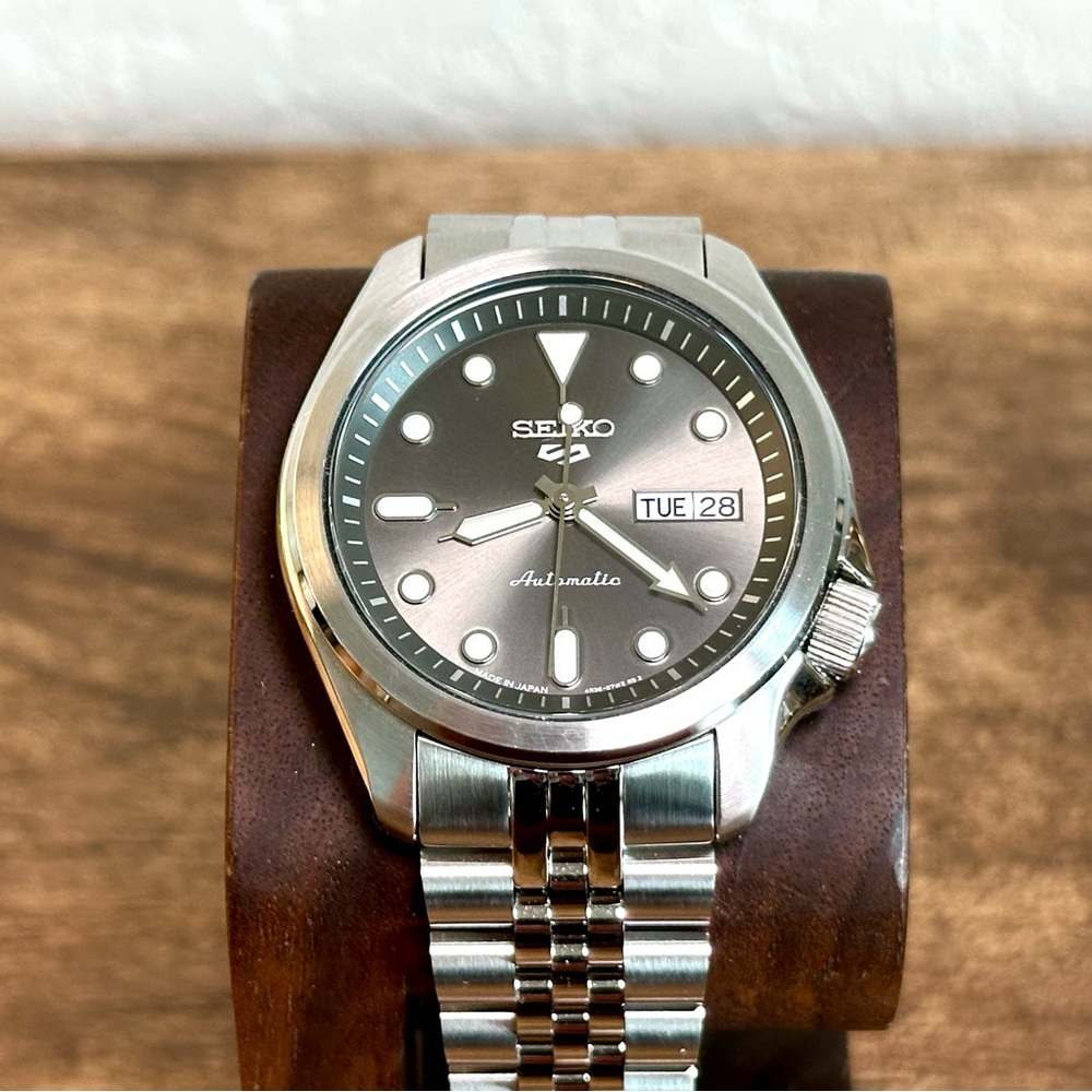 Seiko SRPE51 - Seiko5 40mm brushed bezel on Islander Jubilee